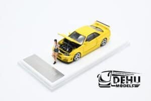 Auto a Escala 1/64 Nissan Skyline GTR R34 Con Figura Amarillo TM643409-1 Timemicro
