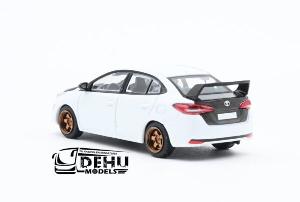 Auto a Escala 1/64 Toyota GR Vios Blanco - Negro, PR64-0094 Pop Race - Imagen 6