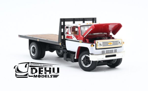 Camión a Escala 1/64 Chevrolet Chevy C65 Cama Plana de un eje Blanco - Rojo - Gris, 60-0888 DCP By First Gear - Imagen 6