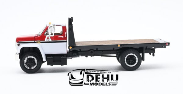 Camión a Escala 1/64 Chevrolet Chevy C65 Cama Plana de un eje Blanco - Rojo - Gris, 60-0888 DCP By First Gear - Imagen 9