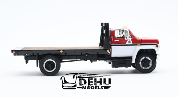 Camión a Escala 1/64 Chevrolet Chevy C65 Cama Plana de un eje Blanco - Rojo - Gris, 60-0888 DCP By First Gear - Imagen 4
