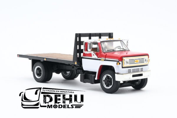 Camión a Escala 1/64 Chevrolet Chevy C65 Cama Plana de un eje Blanco - Rojo - Gris, 60-0888 DCP By First Gear
