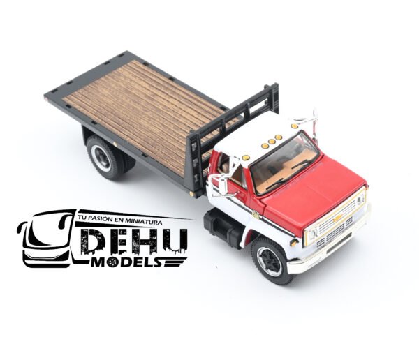 Camión a Escala 1/64 Chevrolet Chevy C65 Cama Plana de un eje Blanco - Rojo - Gris, 60-0888 DCP By First Gear - Imagen 2