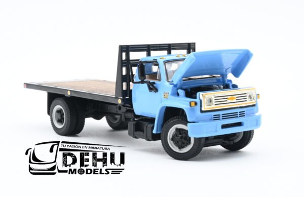 Camión a Escala 1/64 Chevrolet Chevy C65 Cama Plana de un eje Azul - Negro, 60-0915 DCP By First Gear - Imagen 6