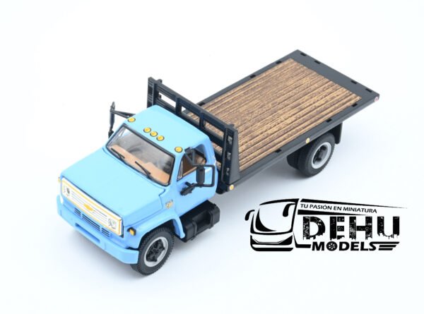Camión a Escala 1/64 Chevrolet Chevy C65 Cama Plana de un eje Azul - Negro, 60-0915 DCP By First Gear - Imagen 11