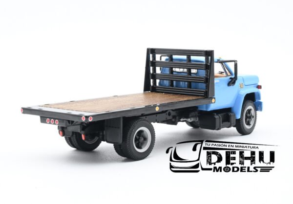 Camión a Escala 1/64 Chevrolet Chevy C65 Cama Plana de un eje Azul - Negro, 60-0915 DCP By First Gear - Imagen 5