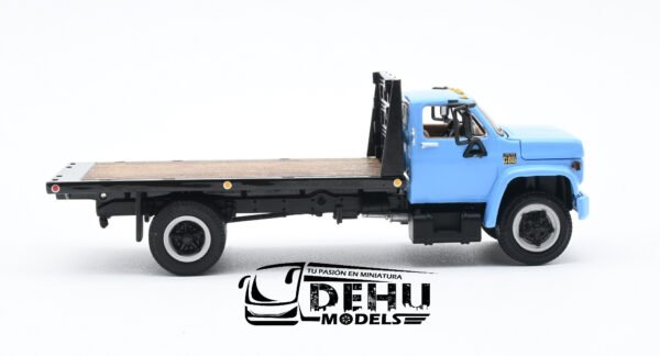 Camión a Escala 1/64 Chevrolet Chevy C65 Cama Plana de un eje Azul - Negro, 60-0915 DCP By First Gear - Imagen 4