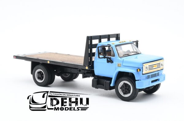 Camión a Escala 1/64 Chevrolet Chevy C65 Cama Plana de un eje Azul - Negro, 60-0915 DCP By First Gear - Imagen 3