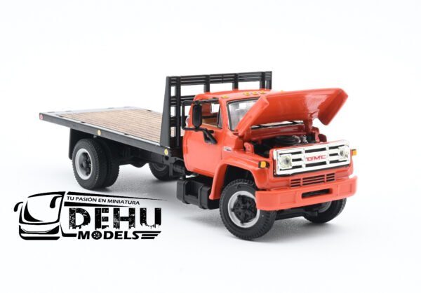 Camión a Escala 1/64 General Motors Company GMC 6500 Con Cama Plana de Un eje Naranja - Negro, 60-0916 DCP By First Gear - Imagen 6