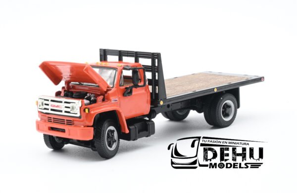Camión a Escala 1/64 General Motors Company GMC 6500 Con Cama Plana de Un eje Naranja - Negro, 60-0916 DCP By First Gear - Imagen 7