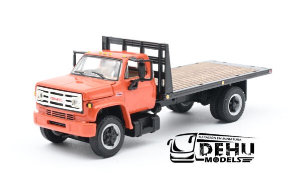 Camión a Escala 1/64 General Motors Company GMC 6500 Con Cama Plana de Un eje Naranja - Negro, 60-0916 DCP By First Gear