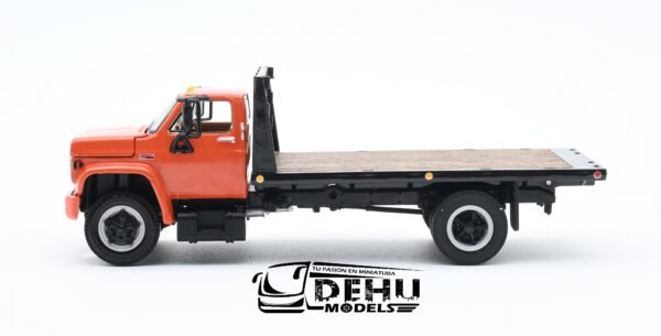 Camión a Escala 1/64 General Motors Company GMC 6500 Con Cama Plana de Un eje Naranja - Negro, 60-0916 DCP By First Gear - Imagen 9