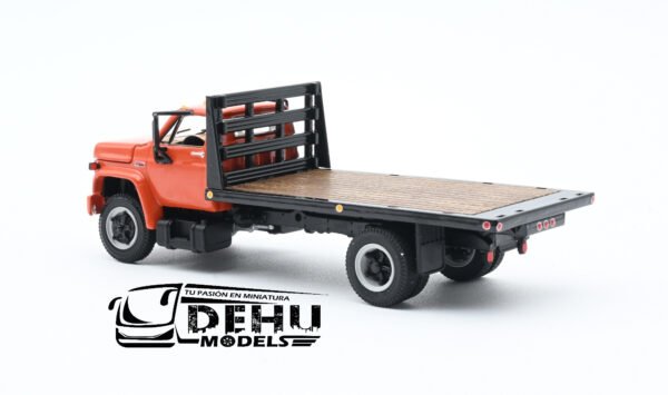 Camión a Escala 1/64 General Motors Company GMC 6500 Con Cama Plana de Un eje Naranja - Negro, 60-0916 DCP By First Gear - Imagen 8