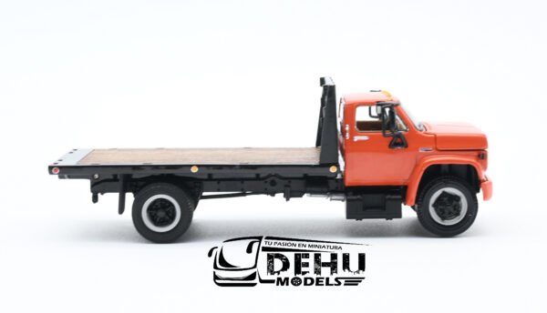 Camión a Escala 1/64 General Motors Company GMC 6500 Con Cama Plana de Un eje Naranja - Negro, 60-0916 DCP By First Gear - Imagen 4