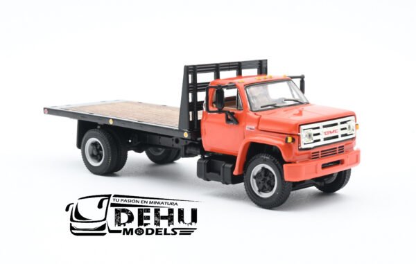 Camión a Escala 1/64 General Motors Company GMC 6500 Con Cama Plana de Un eje Naranja - Negro, 60-0916 DCP By First Gear - Imagen 3
