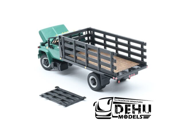 Camión a Escala 1/64 Chevrolet Chevy C65 Con Caja de Redilas de un eje Verde - Negro, 60-0918 DCP By First Gear - Imagen 7