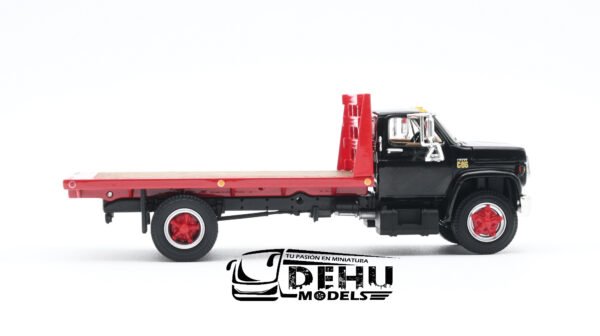 Camión a Escala 1/64 Chevrolet Chevy C65 Cama Plana de un eje Negro - Rojo, 60-0924 DCP By First Gear - Imagen 4