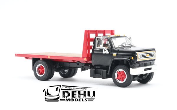 Camión a Escala 1/64 Chevrolet Chevy C65 Cama Plana de un eje Negro - Rojo, 60-0924 DCP By First Gear - Imagen 3