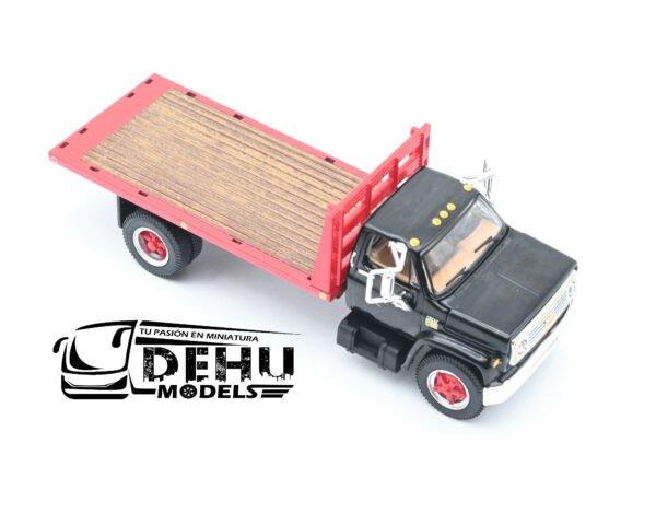 Camión a Escala 1/64 Chevrolet Chevy C65 Cama Plana de un eje Negro - Rojo, 60-0924 DCP By First Gear - Imagen 2