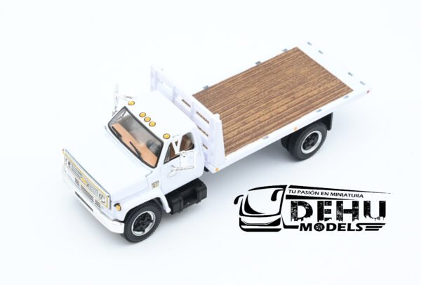 Camión a Escala 1/64 Chevrolet Chevy C65 Cama Plana de un eje Blanco, 60-1021 DCP By First Gear - Imagen 11