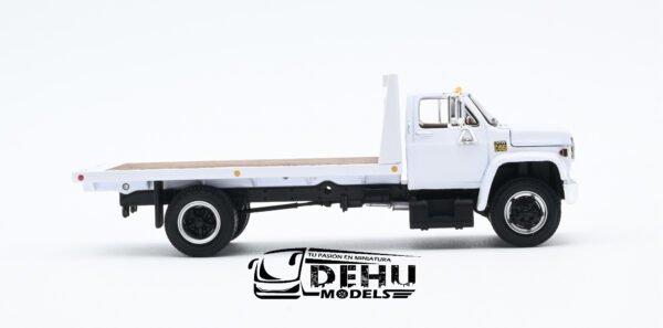 Camión a Escala 1/64 Chevrolet Chevy C65 Cama Plana de un eje Blanco, 60-1021 DCP By First Gear - Imagen 4