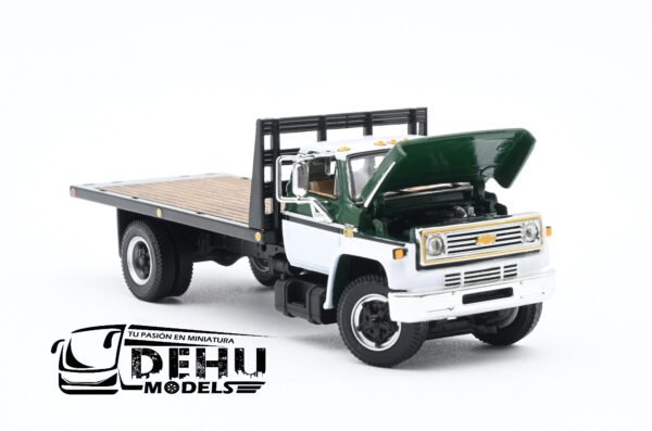 Camión a Escala 1/64 Chevrolet Chevy C65 Cama Plana de un eje Verde - Negro - Blanco, 60-1022 DCP By First Gear - Imagen 6
