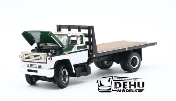 Camión a Escala 1/64 Chevrolet Chevy C65 Cama Plana de un eje Verde - Negro - Blanco, 60-1022 DCP By First Gear - Imagen 7