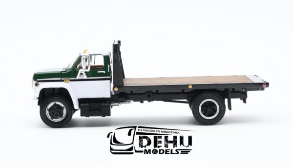 Camión a Escala 1/64 Chevrolet Chevy C65 Cama Plana de un eje Verde - Negro - Blanco, 60-1022 DCP By First Gear - Imagen 9