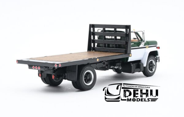 Camión a Escala 1/64 Chevrolet Chevy C65 Cama Plana de un eje Verde - Negro - Blanco, 60-1022 DCP By First Gear - Imagen 5