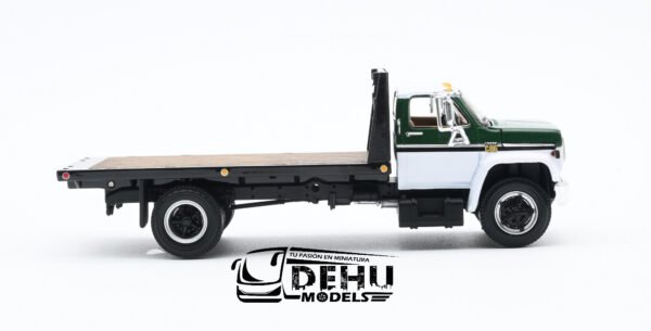 Camión a Escala 1/64 Chevrolet Chevy C65 Cama Plana de un eje Verde - Negro - Blanco, 60-1022 DCP By First Gear - Imagen 4