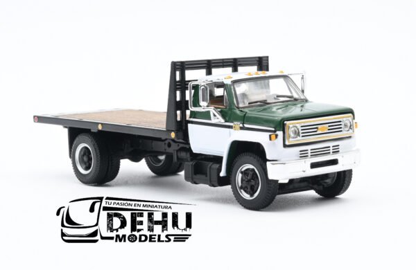 Camión a Escala 1/64 Chevrolet Chevy C65 Cama Plana de un eje Verde - Negro - Blanco, 60-1022 DCP By First Gear - Imagen 3