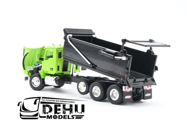 Camión a Escala 1/64 Kenworth T800 Rogue Dump Truck Volteo de 3 Ejes Verde - Negro, 60-1413 DCP By First Gear - Imagen 7