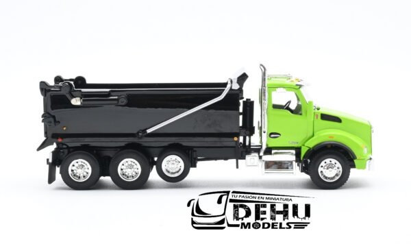 Camión a Escala 1/64 Kenworth T800 Rogue Dump Truck Volteo de 3 Ejes Verde - Negro, 60-1413 DCP By First Gear - Imagen 4