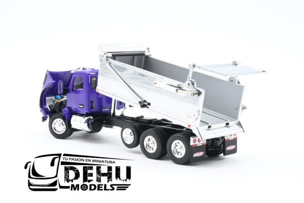Camión a Escala 1/64 Kenworth T800 Rogue Dump Truck Volteo de 3 Ejes Morado - Cromo, 60-1414 DCP By First Gear - Imagen 7