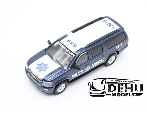 Camioneta a Escala 1/64 Chevrolet Suburban Policía Federal Azul - Blanco, SPFMDH03 596 Model - Imagen 9