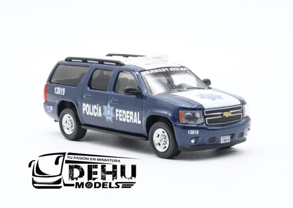 Camioneta a Escala 1/64 Chevrolet Suburban Policía Federal Azul - Blanco, SPFMDH03 596 Model - Imagen 3