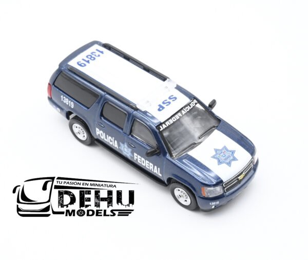 Camioneta a Escala 1/64 Chevrolet Suburban Policía Federal Azul - Blanco, SPFMDH03 596 Model - Imagen 2
