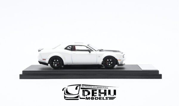 Auto a Escala 1/64 Dodge Challenger SRT Hellcat Blanco - Cofre Negro, STHDCBN Stance Hunters - Imagen 4