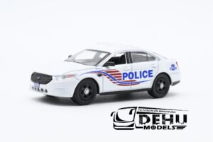 Auto a Escala 1/64 Ford Police Interceptor Sedan Metropolitan Police Department of the District of Columbia Blanco - Rojo - Azul, CBP-039 596 Model