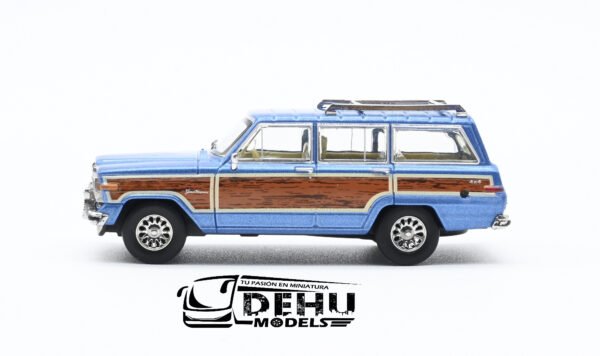 Camioneta a Escala 1/64 Jeep Wagoneer Azul Metálico - Café, CBP-043 596 Model - Imagen 7