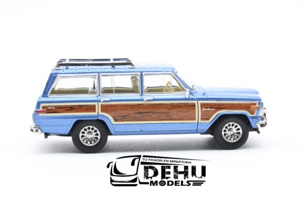 Camioneta a Escala 1/64 Jeep Wagoneer Azul Metálico - Café, CBP-043 596 Model - Imagen 4