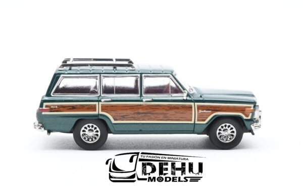 Camioneta a Escala 1/64 Jeep Wagoneer Verde Metálico - Café, CBP-044 596 Model - Imagen 4