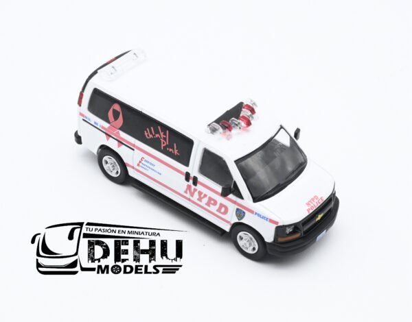 Camioneta a Escala 1/64 Chevrolet Van Express New York City, New York Police NYPD Think Pink Blanco - Rosa, CBP-047 596 Model - Imagen 2