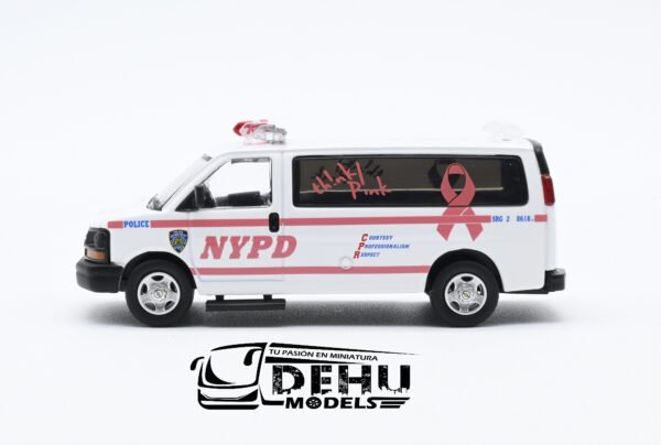 Camioneta a Escala 1/64 Chevrolet Van Express New York City, New York Police NYPD Think Pink Blanco - Rosa, CBP-047 596 Model - Imagen 7