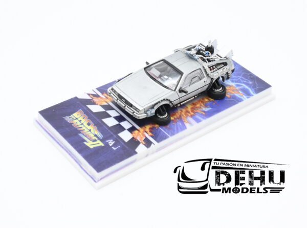 Auto a Escala 1/64 DMC Delorean Motor Company Volver al Futuro ll (Back to the Future ll) Flotante Gris, DMCBTTFFLllMJ MJ Model - Imagen 9