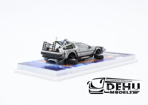 Auto a Escala 1/64 DMC Delorean Motor Company Volver al Futuro ll (Back to the Future ll) Flotante Gris, DMCBTTFFLllMJ MJ Model - Imagen 5