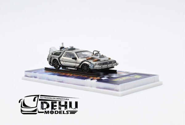 Auto a Escala 1/64 DMC Delorean Motor Company Volver al Futuro lll (Back to the Future lll) Rieles Gris, DMCBTTFRlllMJ MJ Models - Imagen 3