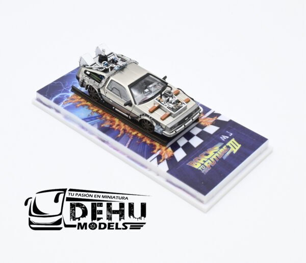 Auto a Escala 1/64 DMC Delorean Motor Company Volver al Futuro lll (Back to the Future lll) Rieles Gris, DMCBTTFRlllMJ MJ Models - Imagen 2