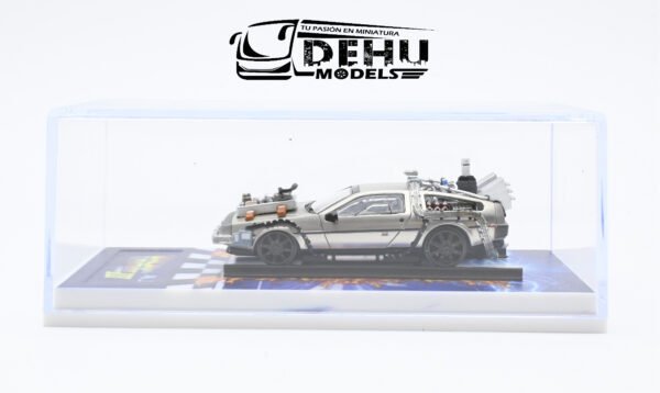 Auto a Escala 1/64 DMC Delorean Motor Company Volver al Futuro lll (Back to the Future lll) Rieles Gris, DMCBTTFRlllMJ MJ Models - Imagen 11