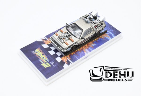 Auto a Escala 1/64 DMC Delorean Motor Company Volver al Futuro lll (Back to the Future lll) Rieles Gris, DMCBTTFRlllMJ MJ Models - Imagen 9